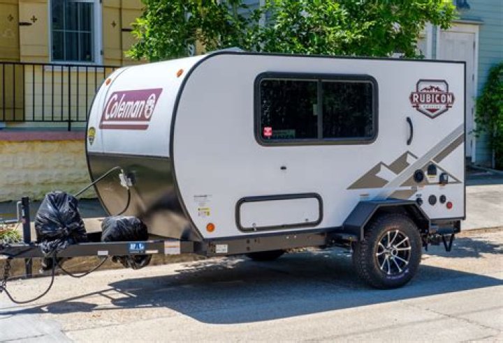 Will a travel trailer work without a battery?